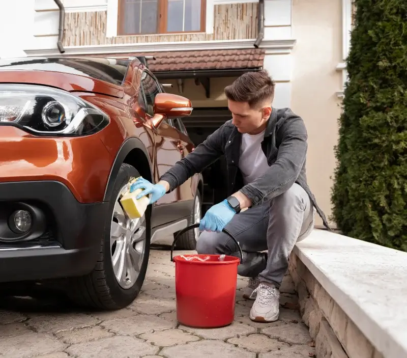 Lavage auto à domicile Marsainvilliers : professionnel intervenant sur un véhicule